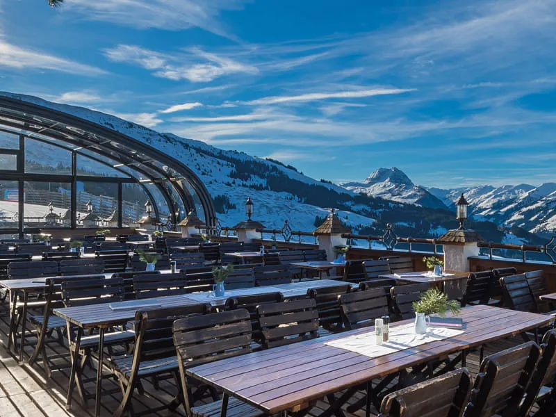 Sonnenterrasse der OchsAlm mit Bergblick