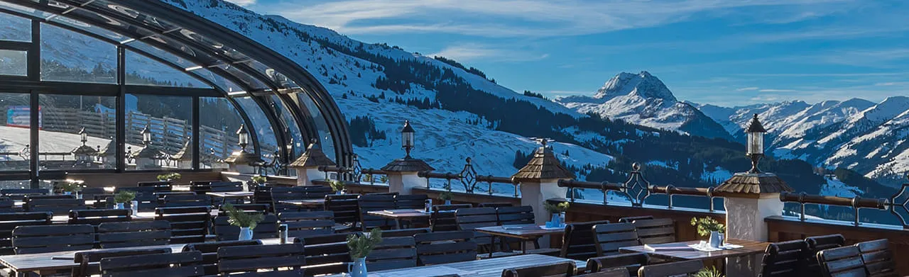 Sonnenterrasse des Gasthof OchsAlm mit Panoramablick auf die Berge