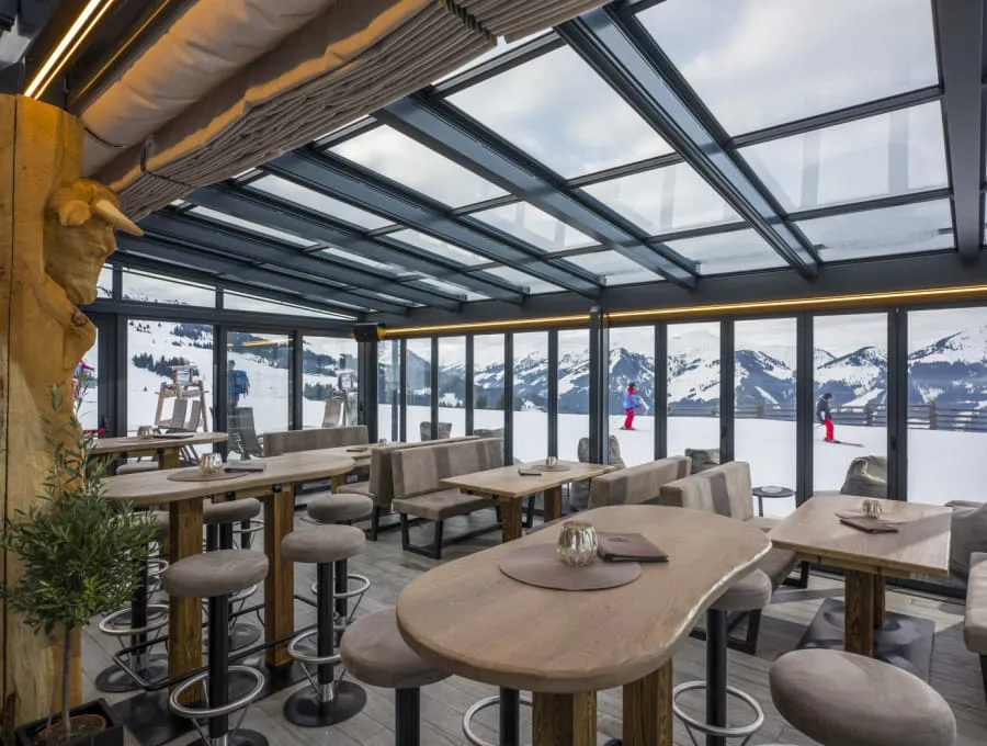 s'Ochsal im Winter – gemütliche Bar mit Sitzbank