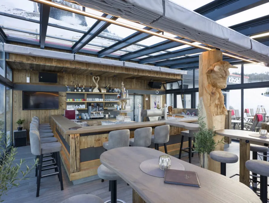 s'Ochsal – Bar aus warmem Altholz