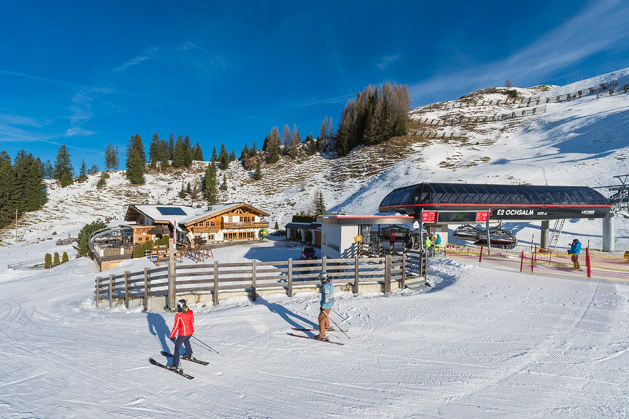 Verschneite Skipiste an der Ochsalm im Skigebiet KitzSki
